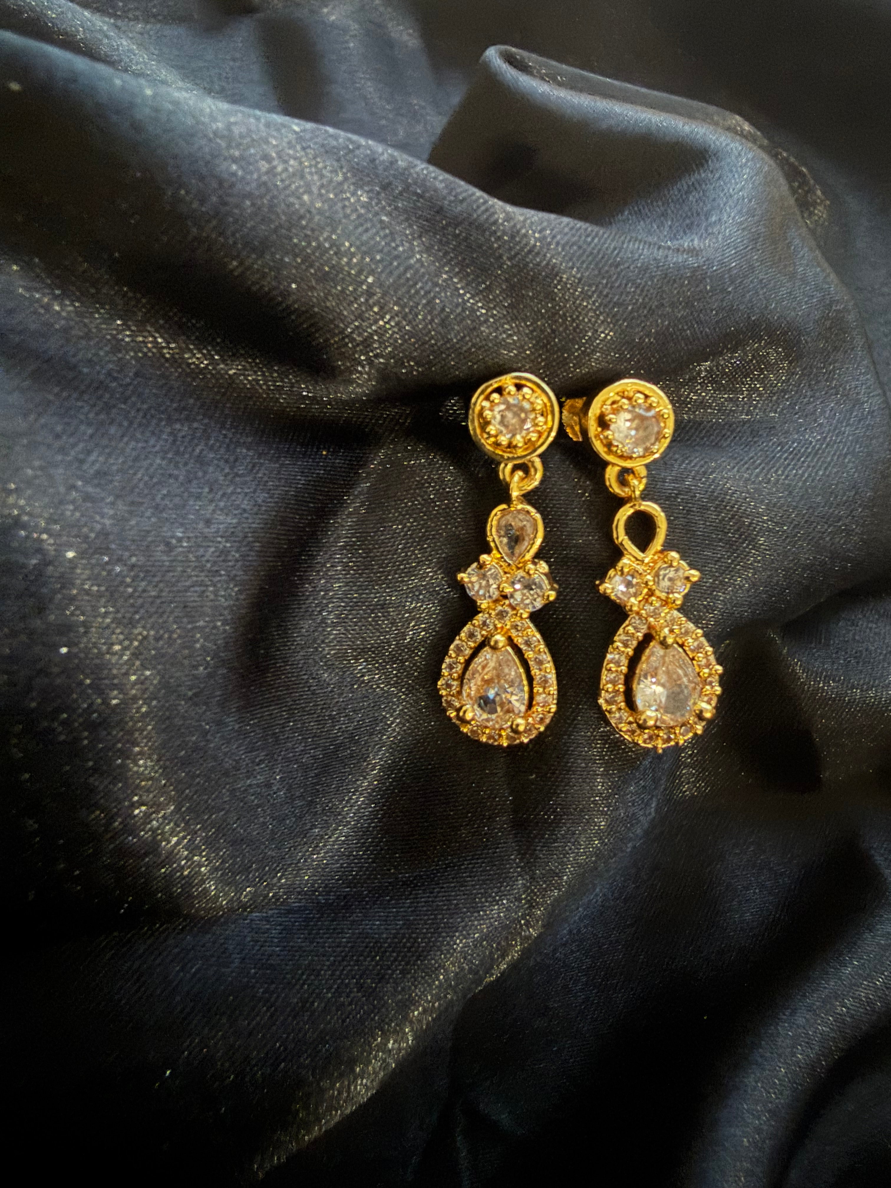 Big white drops Earring with screw